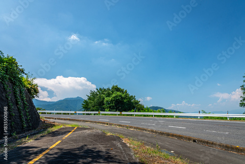Tableau sur toile 群馬県前橋市の夏の青空と山道、ドライブと旅のイメージ