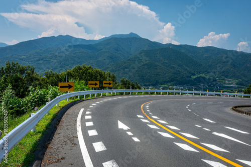 群馬県渋川市の夏の山岳道路、カーブと矢印の先の未来