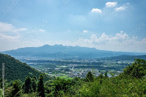 群馬県渋川市の街並みと夏の山並み、遠望する雄大な風景