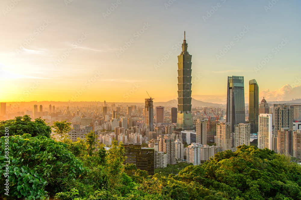Obraz premium 台湾にある台北のとても美しい夕焼け風景A beautiful sunset view of Taipei, Taiwan