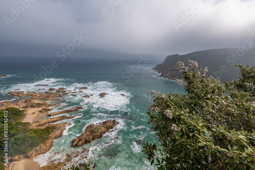 Blick auf die Küstenlinie mit Klippen und Felsen in Knysna in Südafrika