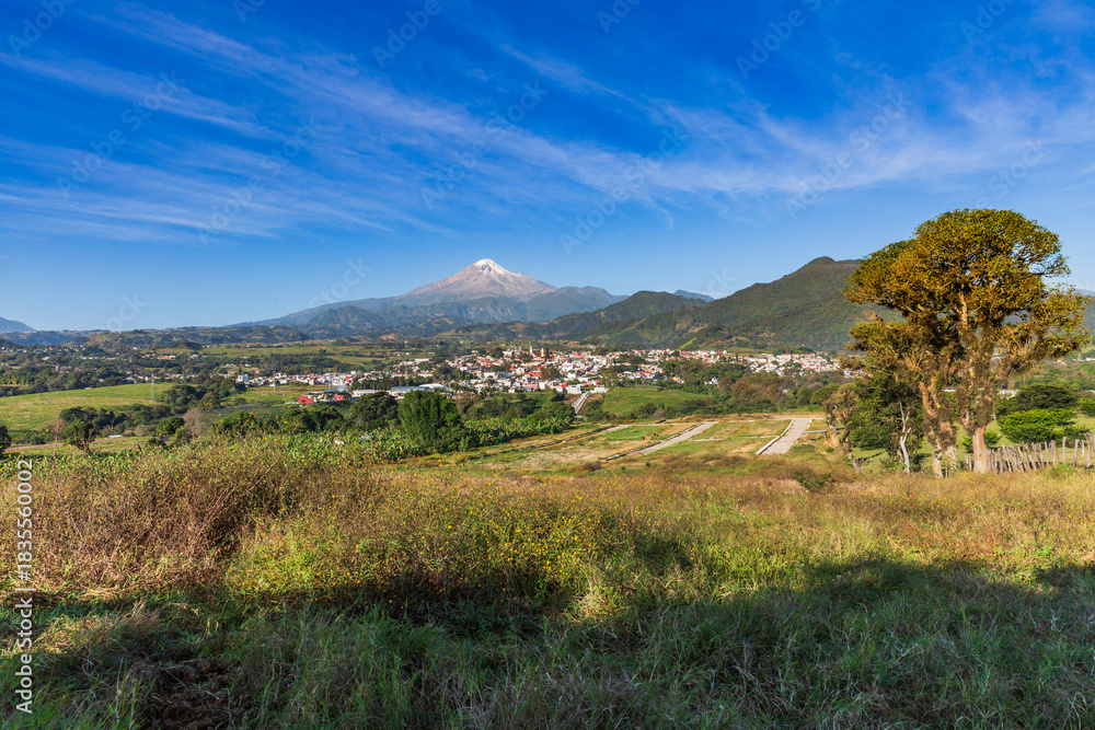 Fototapeta premium Volcán Pico de Orizaba visto desde el pueblo de Coscomatepec en el Estado de Veracruz, México.