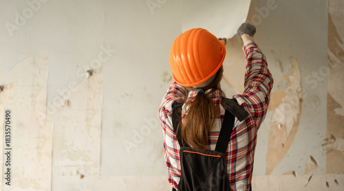 Φωτογραφία worker or repairman removing old wallpaper from the wall
