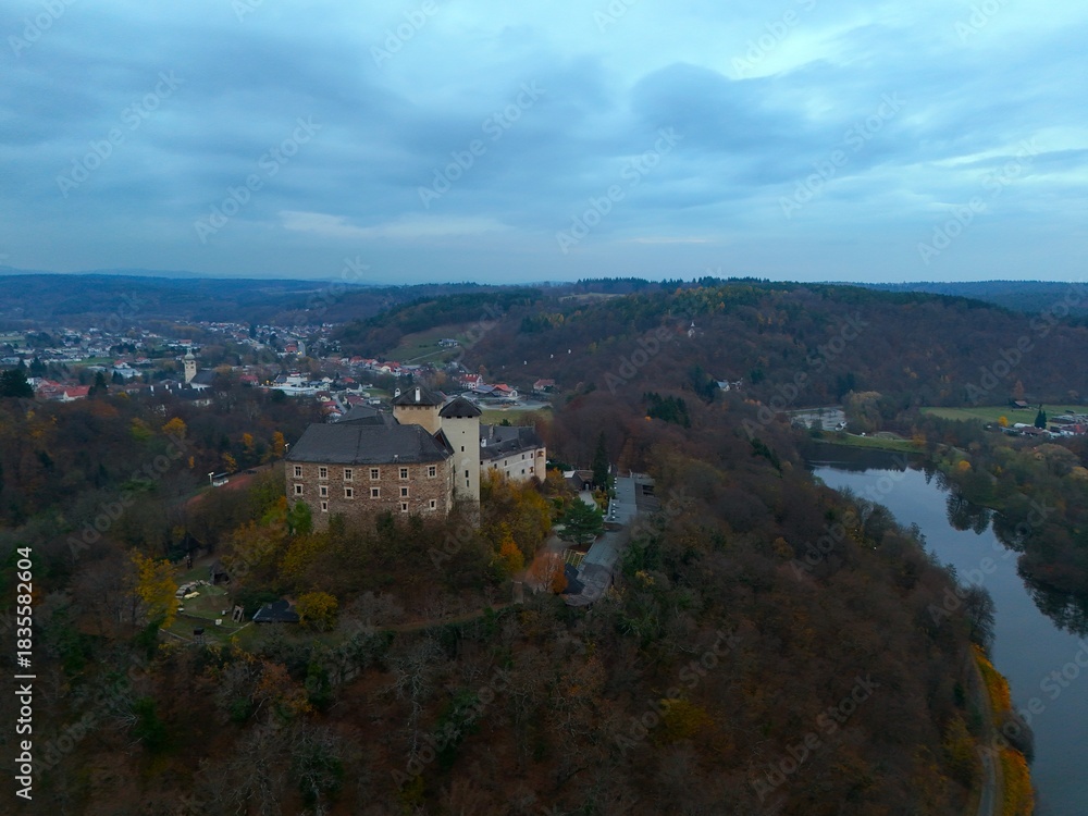 Naklejka premium Ausflugsziel in Burgenland, Naturpark Geschriebenstein und Burg Lockenhaus