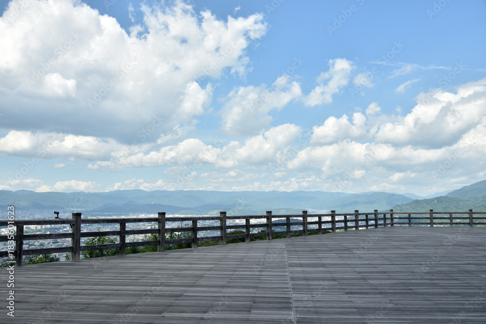 Naklejka premium 将軍塚青龍殿 大舞台から見る京都市内(京都市山科区)