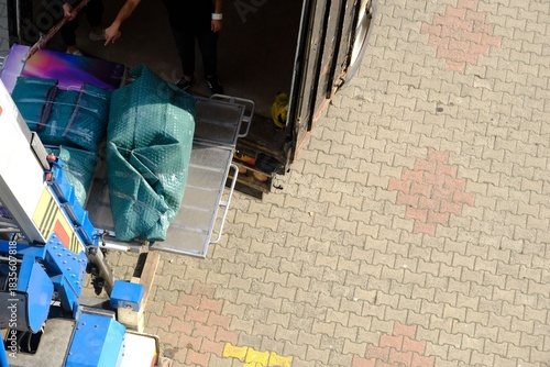 House moving with elevators. Lifting beds, paintings, refrigerators, coffee tables, and other packaged items. Movers loading items onto trucks. Tenants, homeowners. House rents. Housing prices.