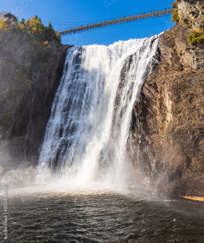 Der gigantische Montmorency-Fall in der Nähe der kanadischen Provinzhauptstadt Québec