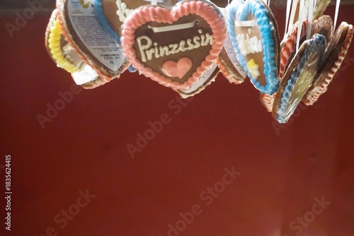 Menge von hängenden Lebkuchenherzen mit Aufschrift 