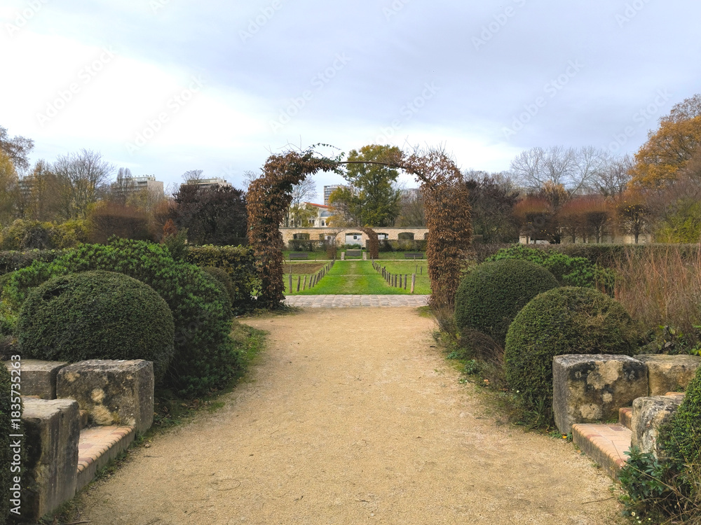 Fototapeta premium vine-covered metal portal