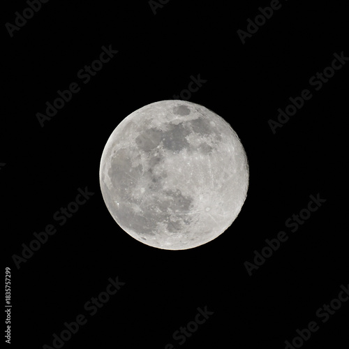 満月、2025年12月5日18時43分撮影