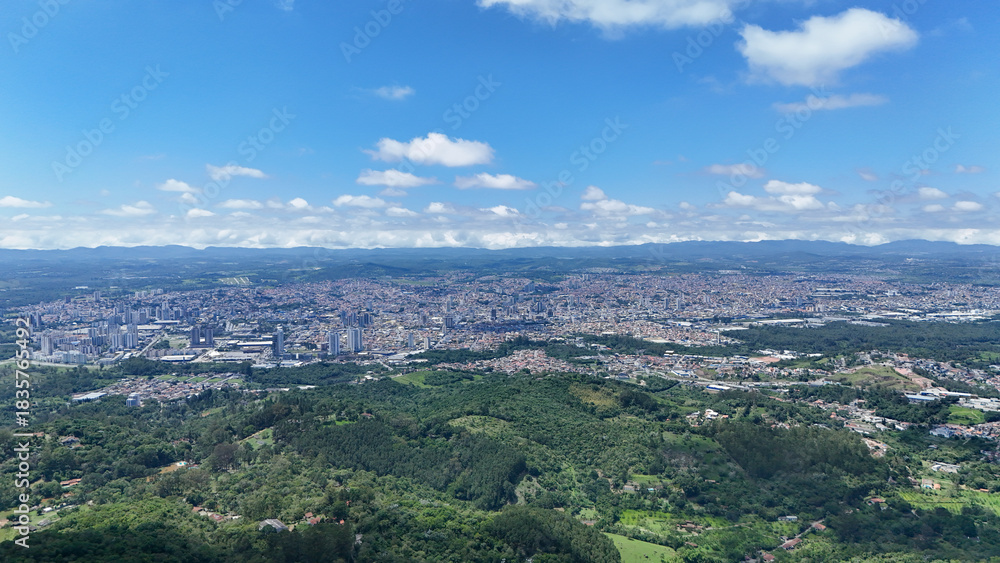 Obraz premium Visão aérea panorâmica de Mogi das Cruzes no Alto Tietê, mostrando extensa área urbana, bairros residenciais, áreas verdes e crescimento da cidade no interior de São Paulo