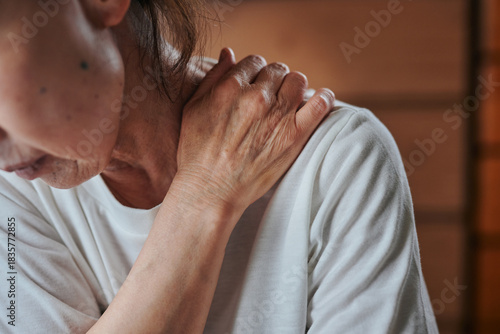 肩こりに悩むシニア女性