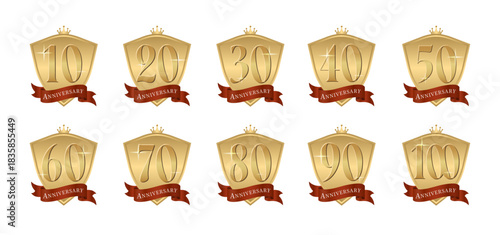 王冠を乗せたゴールドの盾と赤いリボンのアニバーサリーエンブレムセット、10周年から100周年までの数字が刻印された、創立記念や式典に最適な高級感のあるベクターイラスト