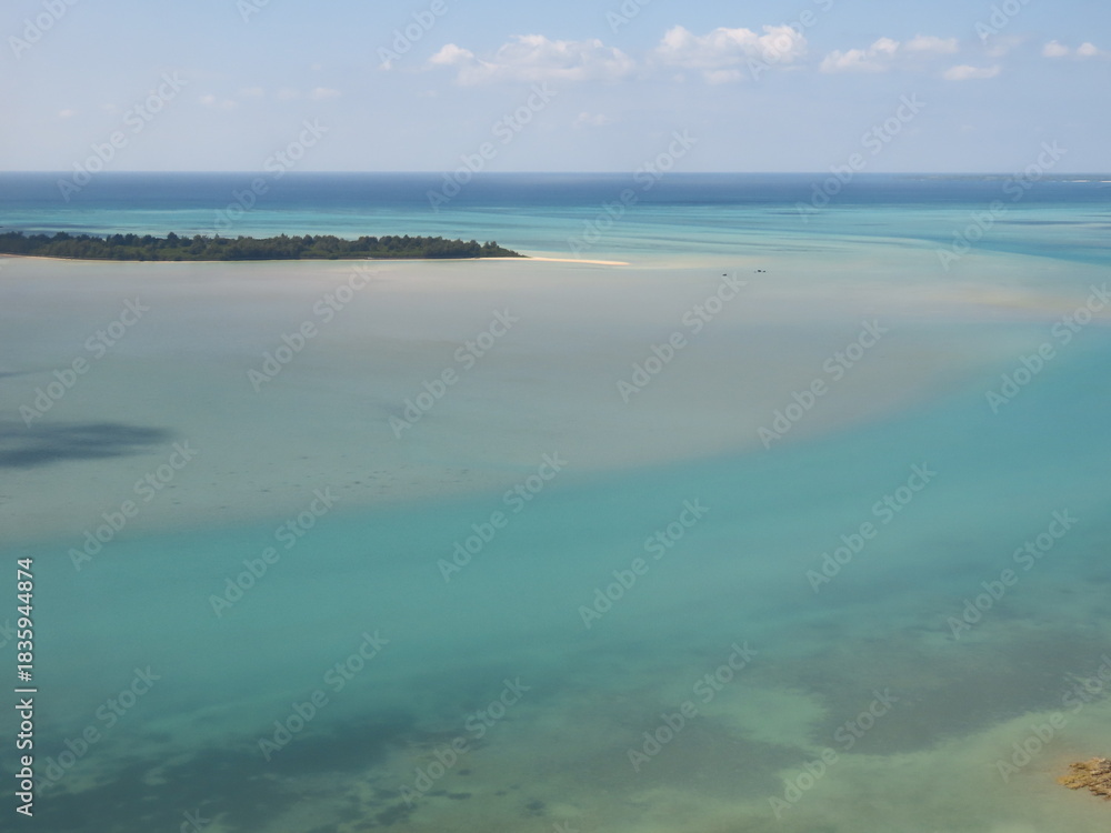 Fototapeta premium 空から見た青い海の景色