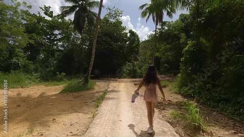 El Salto El Limón es una impresionante cascada ubicada en la península de Samaná, en la región nordeste de la República Dominicana, cerca del pueblo de El Limón, de donde toma su nombre.