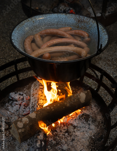 Wurstkessel über offenem Feuer