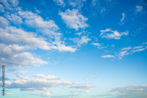 清々しく晴れた早朝の青空