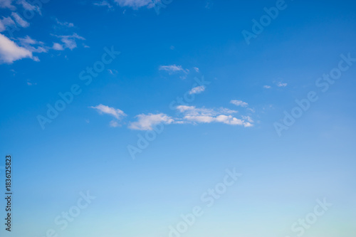 清々しく晴れた早朝の青空