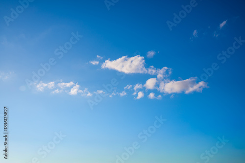 清々しく晴れた早朝の青空