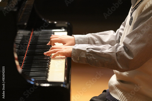 ピアノを弾く男の子