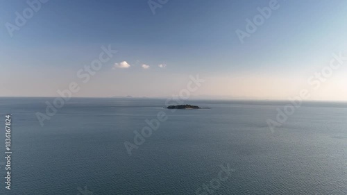 日本のドローン映像　瀬戸内海の島にゆっくりと近づきながら空撮