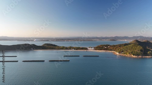 日本のドローン映像　瀬戸内海の海岸を左に移動しながら空撮