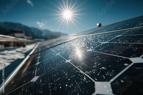 Panneaux solaires photovoltaïques capturant la lumière du soleil avec ciel bleu et nuages, concept d'énergie renouvelable, électricité verte durable et technologie industrielle