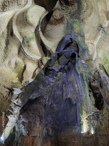   El interior de la Cueva de las Calaveras. Benidoleig. Alicante. España. Una cavidad natural. 