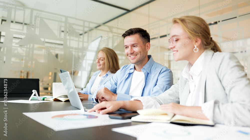 Obraz premium Team members work together in a modern meeting room