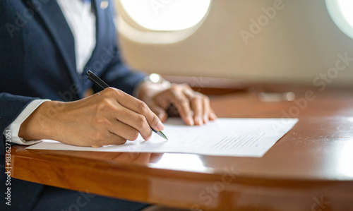 機内で署名する