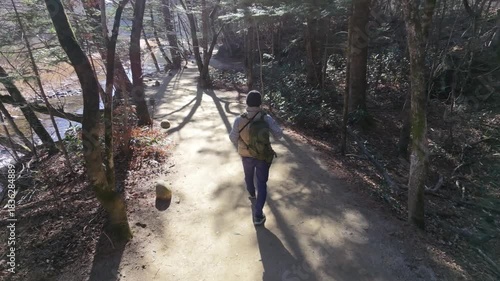 평화롭게 계곡 사이를 걷기 