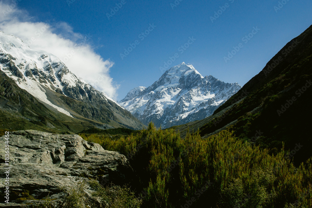 Fototapeta premium Mountain Views From The Hooker Valley Track In Aoraki (Mount Cook)