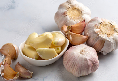 Bulbs and cloves of fresh g...