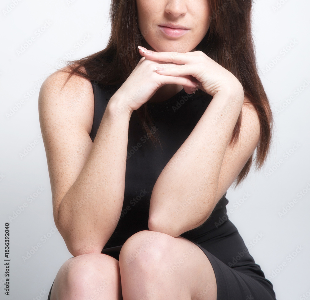 Fototapeta premium ausschnitt, portrait, frau, schönheit, leitbild, brünett, incognito, ispoliert, haar, person, körper, lächeln, model, yoga, hand, ausdruck, pose, black, fitnes, gestalten, gesicht, 1, atelier, haut