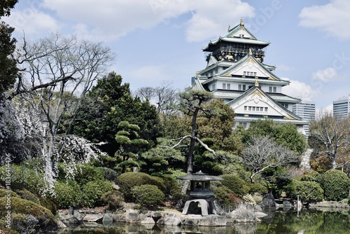 Tableau sur toile Castillo de Osaka durante la época de la floración del cerezo