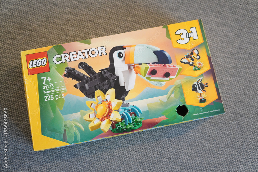 Obraz premium Lego Creator 3-in-1 Tropical Toucan set box on a gray surface