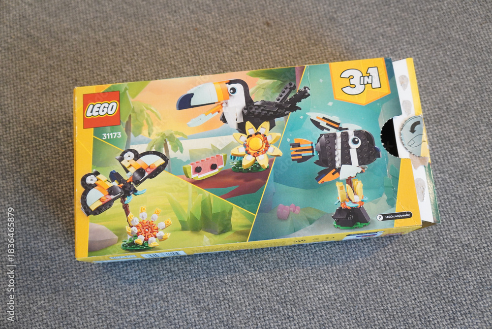 Obraz premium LEGO Creator 3-in-1 Tropical Parrot, Fish, and Butterfly Building Set Box