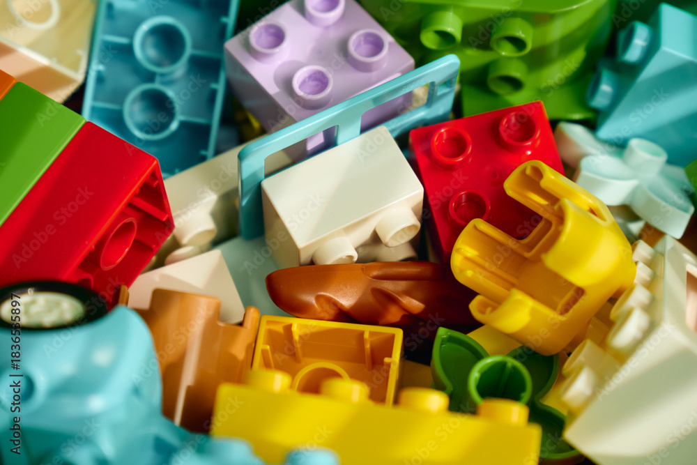 Obraz premium Tyumen, Russia-July 8, 2025: Colorful building blocks Lego arranged in a green container showcasing endless creative