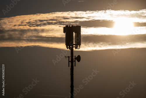 Silhouette einer Mobilfunkantenne in der Abenddämmerung