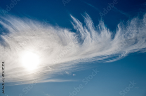 Zarte Schleierwolken am blauen Himmel