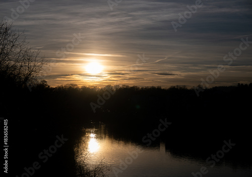 Abendsonne scheint über dem Fluss Neckar