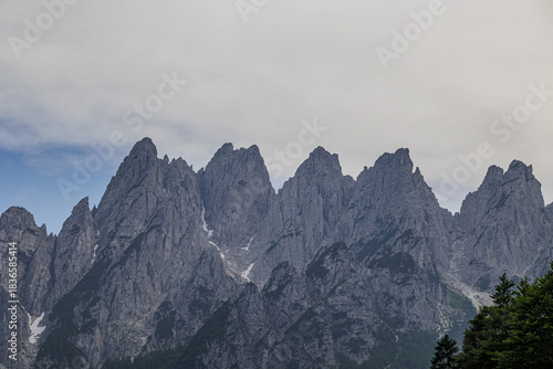 Quadro su tela alte cime rocciose ed appuntite, di alcune montagne (monte Chiavals) delle Alpi