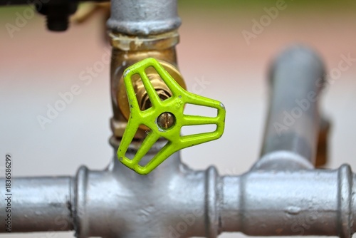 grünes Ventil an Wasserrohren