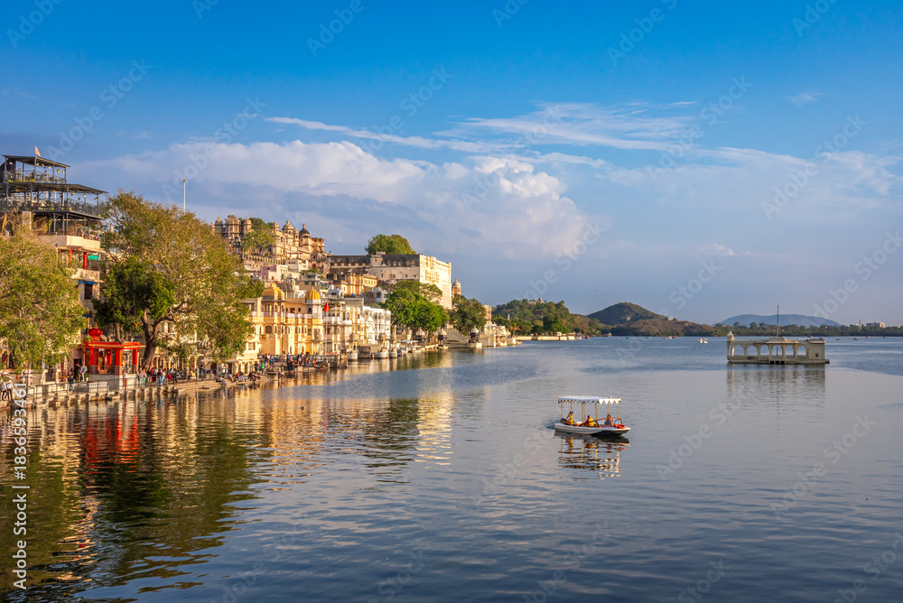 Obraz premium Panoramic view of city of lakes, Udaipur with lake Pichola from Ambrai ghat, Rajasthan, India.