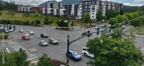 Foto A suburban intersection on a parkway in summer