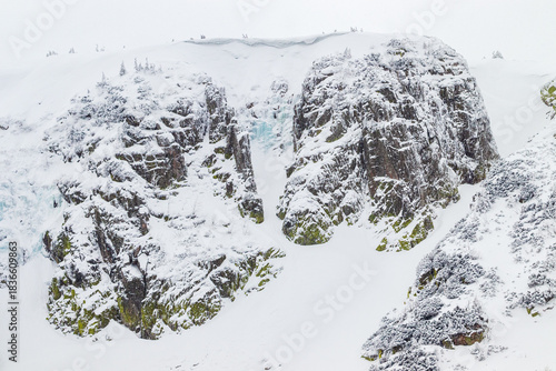 Fototapeta Naklejka Na Ścianę i Meble -  Kocioł polodowcowy Małego Stawu w Karkonoszach, Karpacz, w Karkonoskim Parku Narodowym, zimą ośnieżone skały