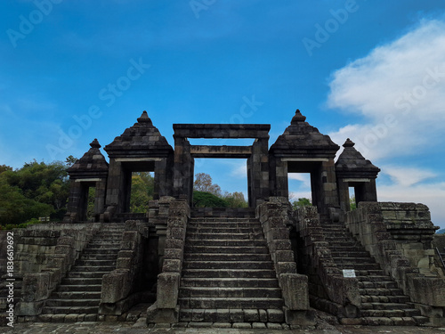 Canvas-taulu Second gate to enter the Ratu Boko site complex consists of 5 large doors