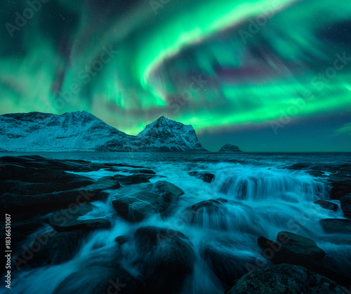 Aurora borealis on night st...