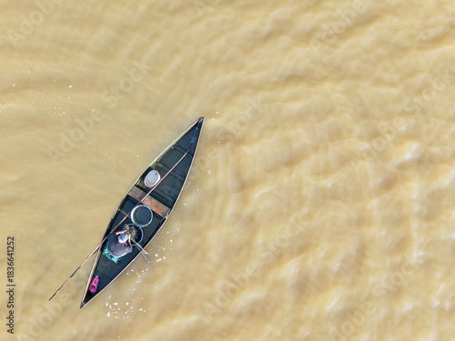 Pescador num lago