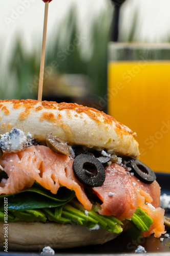 Bagel artesanal con salmón, espinacas y queso feta / Artisan bagel with salmon, spinach and feta cheese